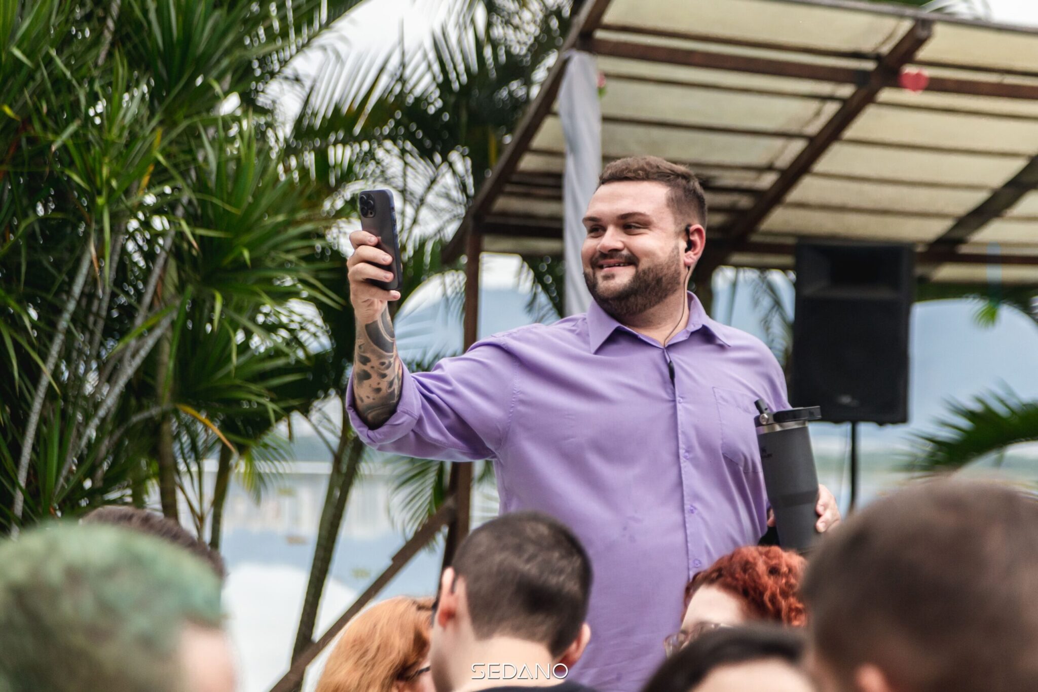 Monteiro segurando celular