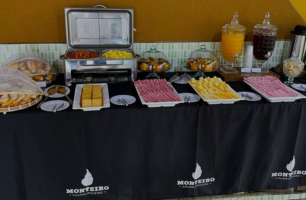 Mesa com buffet de café da manhã