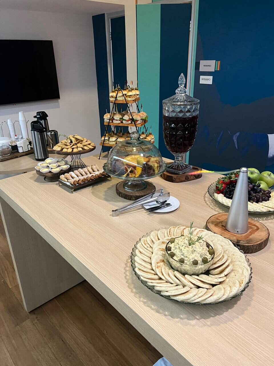 Mesa de buffet com lanches e aperitivos