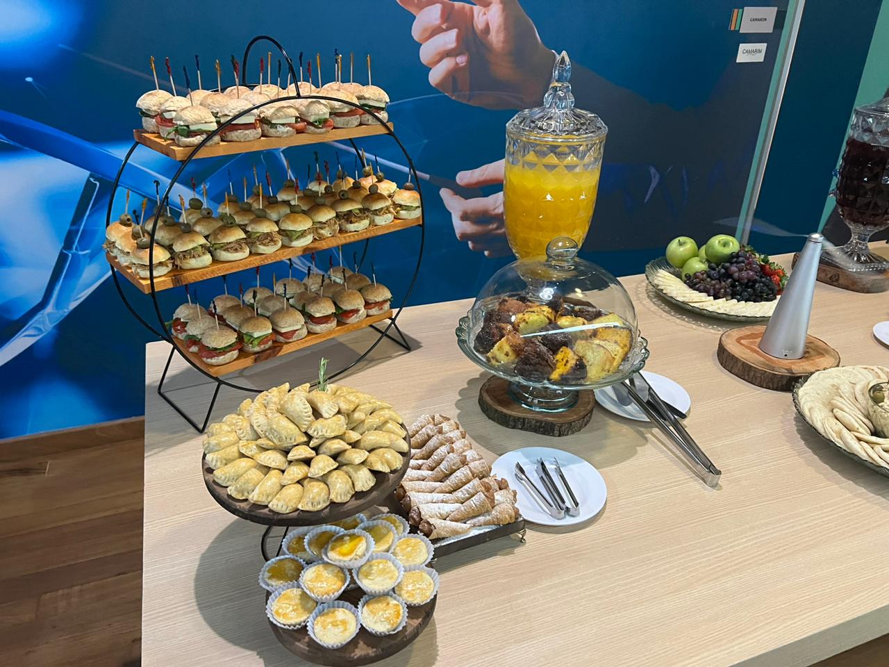 Mesa de buffet com lanches e aperitivos
