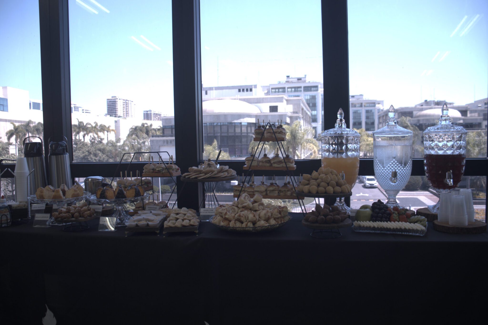 Mesa com buffet de café da manhã