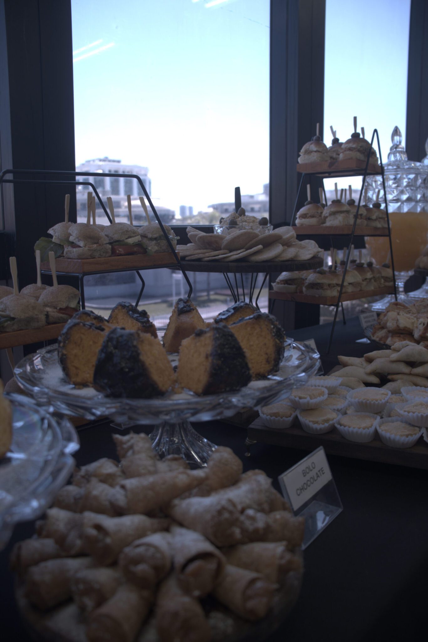 Mesa com buffet de café da manhã